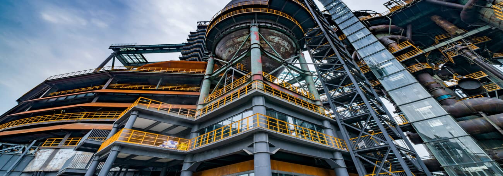 圍護板件：壓形板、夾心板、復合板、瓦棱板、弧形板等